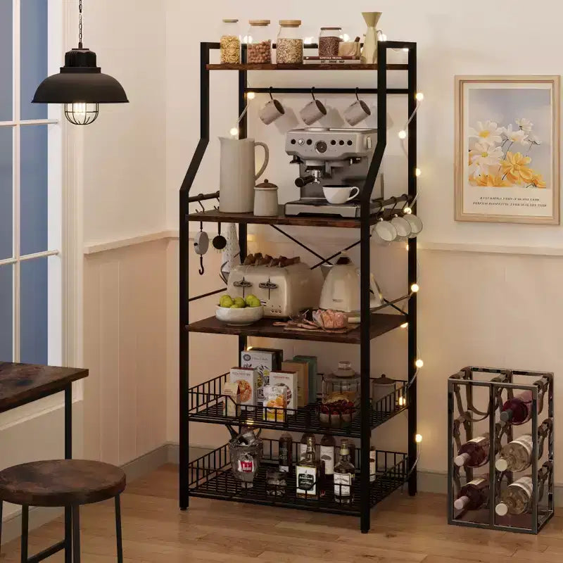 Scaffale da cucina da fornaio nero a 5 ripiani in metallo e MDF con 2 cestelli in filo metallico e 8 ganci