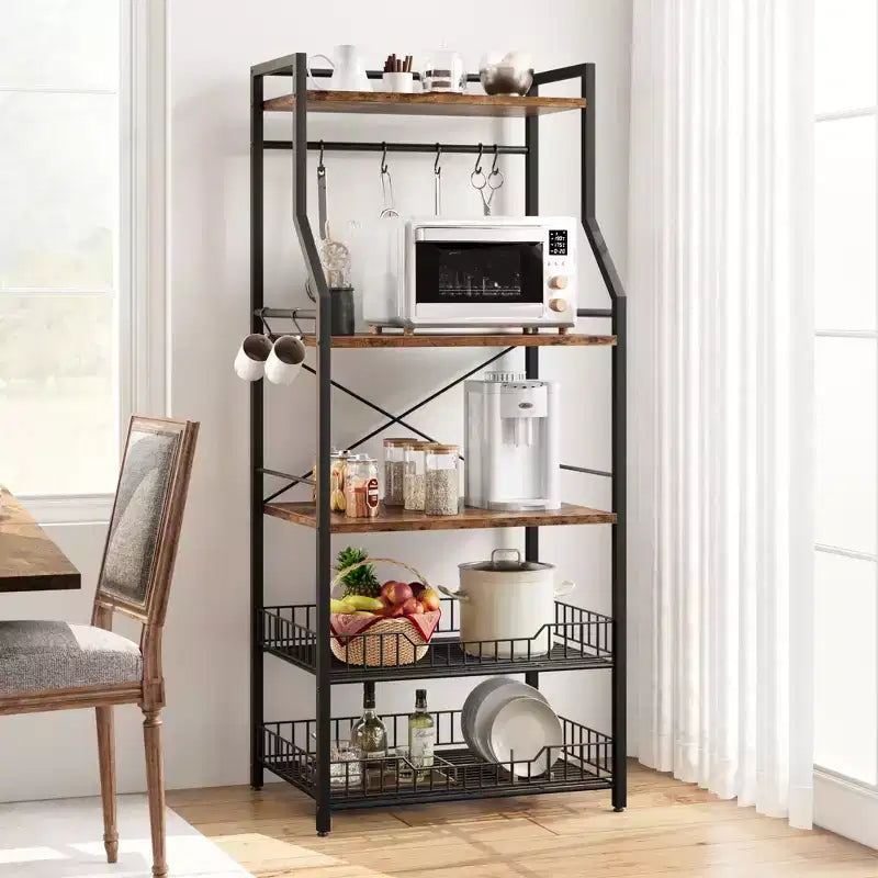 Scaffale da cucina da fornaio nero a 5 ripiani in metallo e MDF con 2 cestelli in filo metallico e 8 ganci